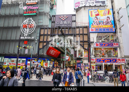 Osaka, Japon - 3 Mar 2018 : Les Japonais, les voyageurs, les touristes, sont les magasins et restaurants dans la rue commerçante de Shinsaibashi (quartier commerçant f Banque D'Images