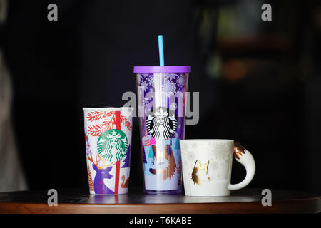 BANGKOK, THAÏLANDE - 15 novembre, 2017 : Starbuck souviniers disposés dans la ligne sur la table de bois avec l'arrière-plan flou, de présenter le cadeau de vacances à Banque D'Images