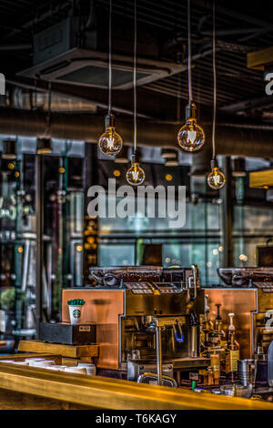 Vertical d'un image d'un comptoir Starbucks à Manchester, au Royaume-Uni. Banque D'Images