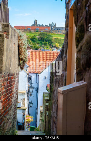 Les petites rues et ruelles de Whitby en couleur en été. Banque D'Images