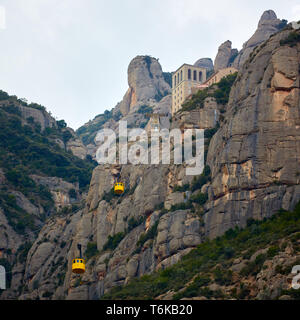 Câble jaune voiture dans l'AERI de Montserrat lieu à l'Abbaye de Montserrat près de Barcelone, en Espagne, en Catalogne. Banque D'Images