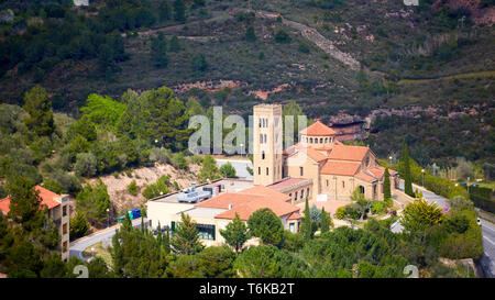 Église de la Mare de Deu del Roser, Notre Dame du Rosaire, patrimoine culturel néo-roman et lieu de culte. Monistrol de Montserrat, Province de Banque D'Images