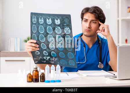 L'homme médecin radiologue avec x-ray peut de droit Banque D'Images