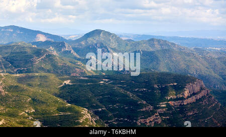 Vue imprenable sur les montagnes de Montserrat sur une journée ensoleillée à proximité de Barcelone, Catalogne, Espagne Banque D'Images