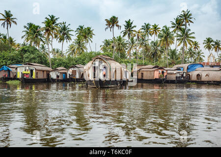 Village de maisons en bateau le long de la rivière à travers la jungle près de Chennai, Inde Banque D'Images