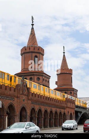 Jaune vieux train de métro (U-Bahn) traversant le célèbre Pont Oberbaum (Oberbaumbrucke) à Berlin, Allemagne. Banque D'Images