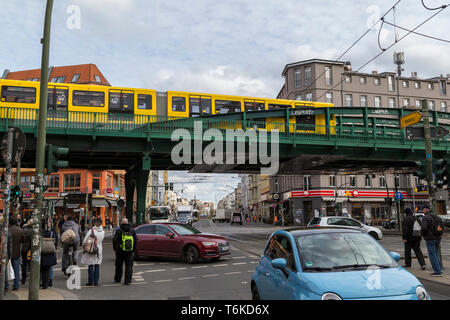 Piétons, cyclistes et de la circulation à un carrefour à côté de la station de métro Eberswalder Strasse (U-Bahn et s'approche de la gare de Berlin Banque D'Images