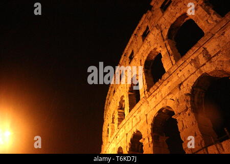 Amphithéâtre romain situé à Pula, Croatie, appelé le Pula Arena. Tourné dans la pluie et la nuit. Banque D'Images