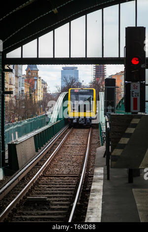 Nouvelle approche d'un train de métro jaune hors-sol (U-Bahn) Eberswalder Strasse à Berlin, Allemagne. Banque D'Images