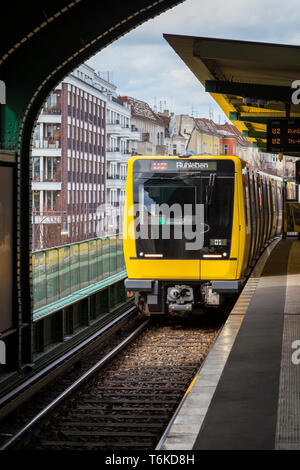 Nouvelle approche d'un train de métro jaune Schönhauser Allee overground station U-Bahn de Berlin, Allemagne. Banque D'Images