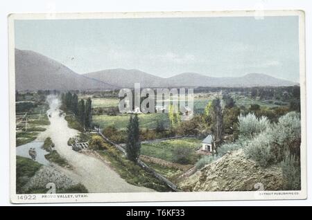 Detroit Publishing Company vintage carte postale représentant des maisons et des champs avec des pics au loin, dans la vallée de Provo (Utah), 1914. À partir de la Bibliothèque publique de New York. () Banque D'Images