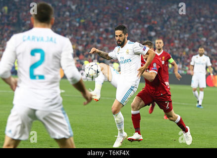 Isco du Real Madrid contrôle une balle pendant la finale de la Ligue des champions de 2018 match contre Liverpool Banque D'Images