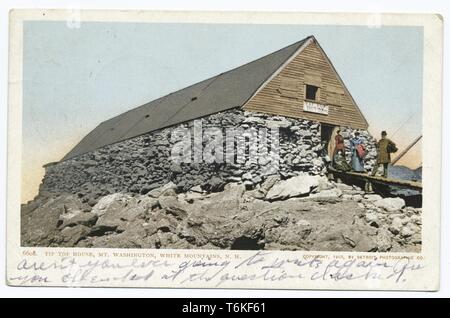 Detroit Publishing Company vintage carte postale représentant les visiteurs à l'extérieur de la Chambre Tip Top au Mont Washington dans les Montagnes Blanches, au New Hampshire, 1914. À partir de la Bibliothèque publique de New York. () Banque D'Images