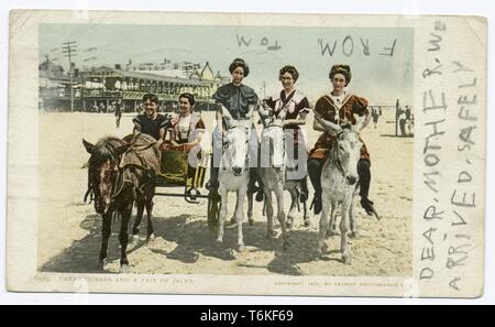 Detroit Publishing Company vintage carte postale représentant les femmes équitation les ânes, les 'trois reines et une paire de Valets, ' sur la plage d'Atlantic City, New Jersey, 1914. À partir de la Bibliothèque publique de New York. () Banque D'Images