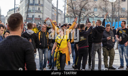 STACHUS, Muenchen, le 6 avril 2019 : bvb fans sur la façon d'un endroit public pour le match de football FC Bayern Munich vs bvb Banque D'Images