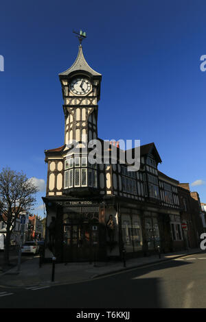 Tour de l'horloge commisioned dans Castle Road, Southsea, Portsmouth, Angleterre par Gales Brewery et conçu par l'architecte J. W. Walmisley Banque D'Images