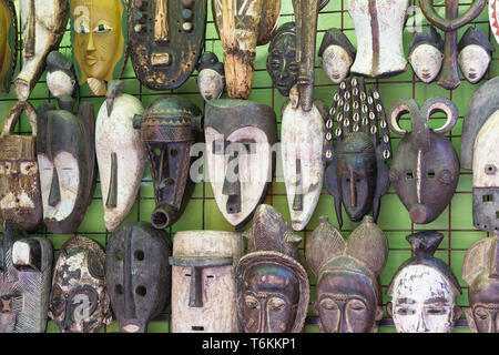 Masques africains accroché sur un treillis métallique stand à Greenmarket Square de la rue du marché à Cape Town, Afrique du Sud Banque D'Images