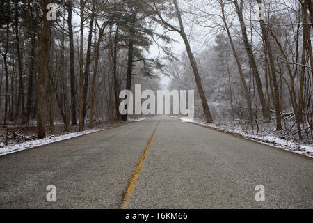 Avenir Concept fond jaune Chemin Chemin de solitude nulle part Banque D'Images