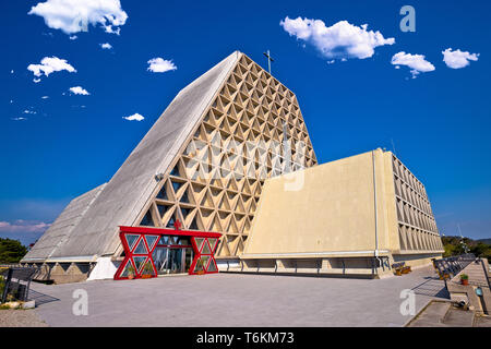 Le Temple de Monte Grisa sur plateau karstique au-dessus de la montagne, vue sur la Trieste Friuli Venezia Giulia (Italie) Banque D'Images