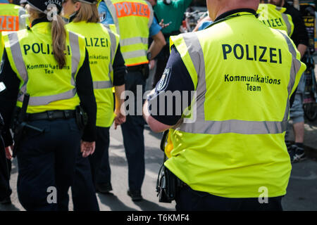 Berlin, Allemagne - 01 mai 2019 : l'équipe de police sur rue à myfest célébration le mayday , 1. mai, Berlin, Kreuzberg Banque D'Images