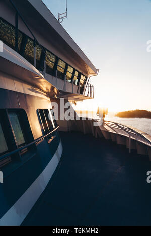 Coucher du soleil dans l'archipel de Stockholm vu sur la terrasse sous le pont d'un grand bateau de croisière, la Suède Banque D'Images