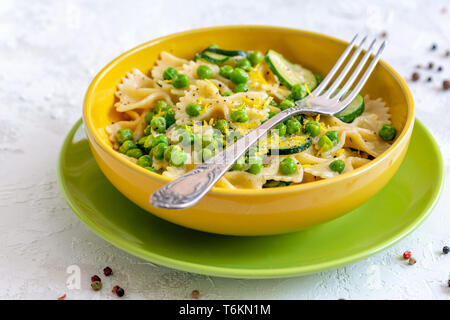 Les pâtes traditionnelles avec les pois verts et les courgettes. Banque D'Images