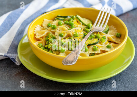 Les pâtes avec les courgettes et les pois verts. Banque D'Images