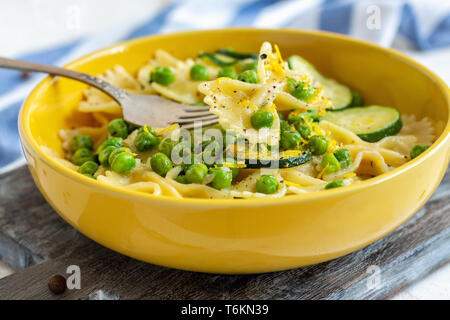 Pâtes Farfalle avec les courgettes et les pois verts. Banque D'Images