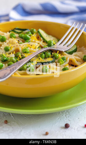 Pâtes Farfalle traditionnels avec les courgettes et les pois verts. Banque D'Images