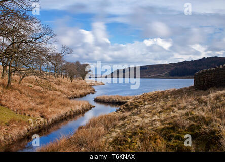 La bouche de l'entrée et la sortie d'eau à Reservioir Widdop, West Yorkshire des temps d'exposition Banque D'Images