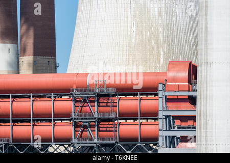 Les tours de refroidissement et des cheminées des centrales électriques au charbon en Allemagne Banque D'Images