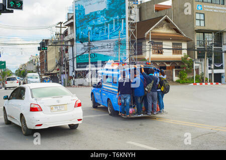 CHIANG MAI, THAÏLANDE - 17 janvier 2017 : les gens sur surchargé city bus à Chiang Mai. Chiang Mai est la deuxième plus grande ville de Thaïlande Banque D'Images