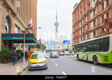 SHANGHAI, CHINE - 28 décembre 2016 : Le trafic sur la route au centre-ville de Shanghai avec vue de la tour de télévision. Banque D'Images