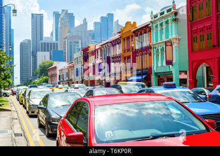 La circulation automobile, le long de maisons colorées street par Neil Road, Singapore skyline metropolis moderne Banque D'Images