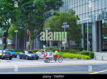 Singapour - 17 février 2017 : nettoyage service worker vélo sur la route dans le centre-ville de Singapour Banque D'Images