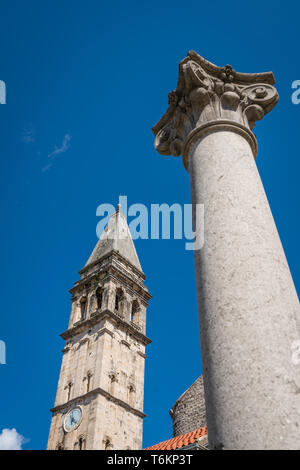 Colonne large en face de l'église Saint Nikola Banque D'Images