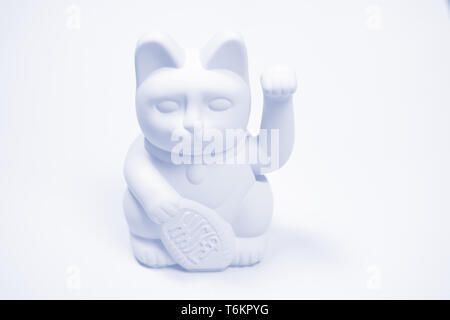 Lucky cat japonais sur fond blanc Banque D'Images