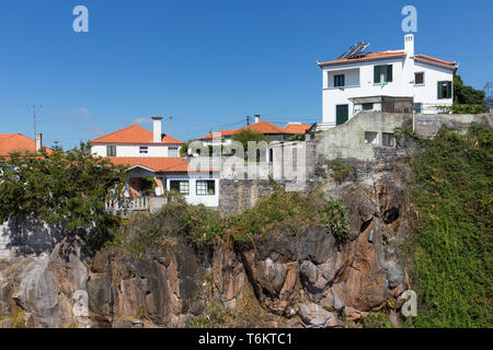 Construire des maisons à une falaise à Funchal, Madeira Island Banque D'Images