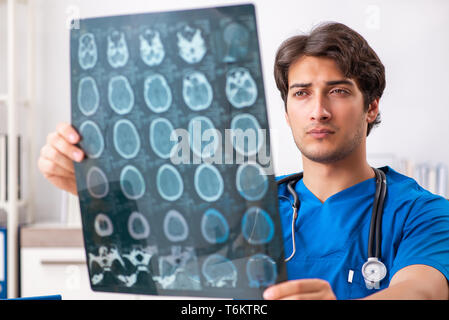 Homme médecin radiologue avec x-ray peut de droit Banque D'Images