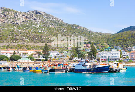 Cape Town, Afrique du Sud - 13 mars 2019 : Les petits bateaux de pêche dans le port de Kalk Bay Banque D'Images