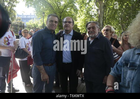 De gauche à droite, José Manuel Franco (Secrétaire Général du Parti socialiste de Madrid et vice-président du groupe parlementaire à l'Assemblée de l'Union), Ángel Gabilondo (PSOE candidat à la présidence de la région de Madrid) et Pepu Hernández (candidat du PSOE à la mairie de Madrid) sont vus au cours de la protestation. Des milliers de manifestants démontrer sur la Journée internationale du Travail convoquée par la majorité des syndicats UGT et CCOO d'exiger des politiques et des réductions dans les taux de chômage en Espagne, contre l'insécurité de l'emploi et les droits du travail. Les politiciens du PSOE et Podemos ont p Banque D'Images