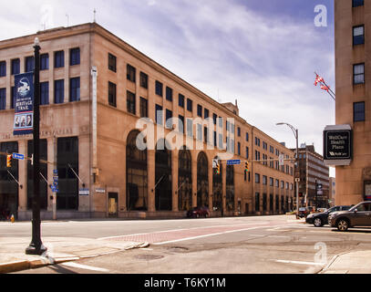 Rochester, New York, USA. Le 25 avril 2019. L'angle de grandes rues et de l'échange dans le quartier des affaires du centre-ville de Rochester, New York Banque D'Images