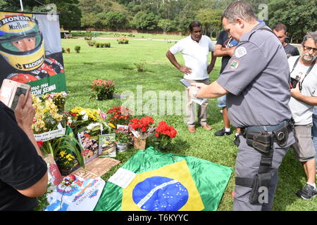 Fans visiter le tombeau de pilote de Formule 1 Ayrton Senna au cimetière de Morumbi, São Paulo au Brésil, le mercredi.Aujourd'hui se termine 25 ans de sa mort. Banque D'Images