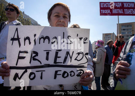 Moscou, Russie. 1er mai 2019, les gens tiennent des affiches pendant l'animal marche dans les rues centrales de Moscou, Russie Banque D'Images