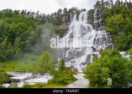 Tvindefossen Cascade est une magnifique cascade de 152 m près de Voss tumbling en cordons avec un caractère gracieux. Le tourisme, populaires, de la Norvège, Scandinavie. Banque D'Images