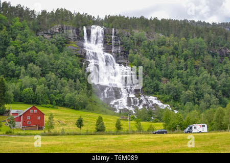 Tvindefossen Cascade est une magnifique cascade de 152 m près de Voss tumbling en cordons avec un caractère gracieux. Le tourisme, populaires, de la Norvège, Scandinavie. Banque D'Images