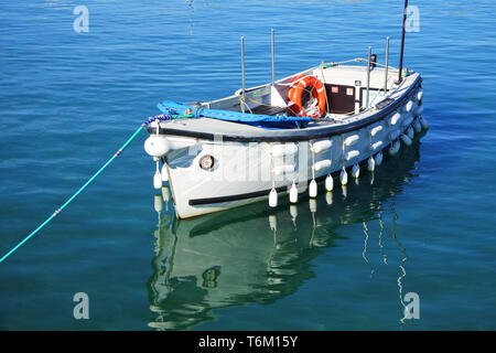 Un seul bateau amarré dans le port de St Michael's Mount utilisée pour le transport des visites et de l'île - John Gollop Banque D'Images