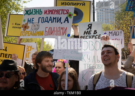 Les participants Monstration rally ( un public créatif et amusant performance) au cours marquant la célébration de la Journée internationale des travailleurs dans le centre de Moscou Banque D'Images