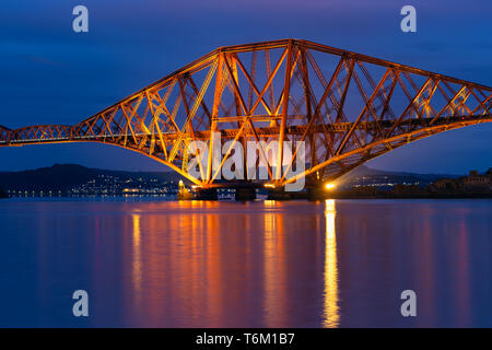 Vue le soir de l'avant pont sur le Firth of Forth en Ecosse Banque D'Images