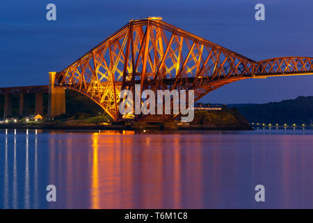 Vue le soir de l'avant pont sur le Firth of Forth en Ecosse Banque D'Images